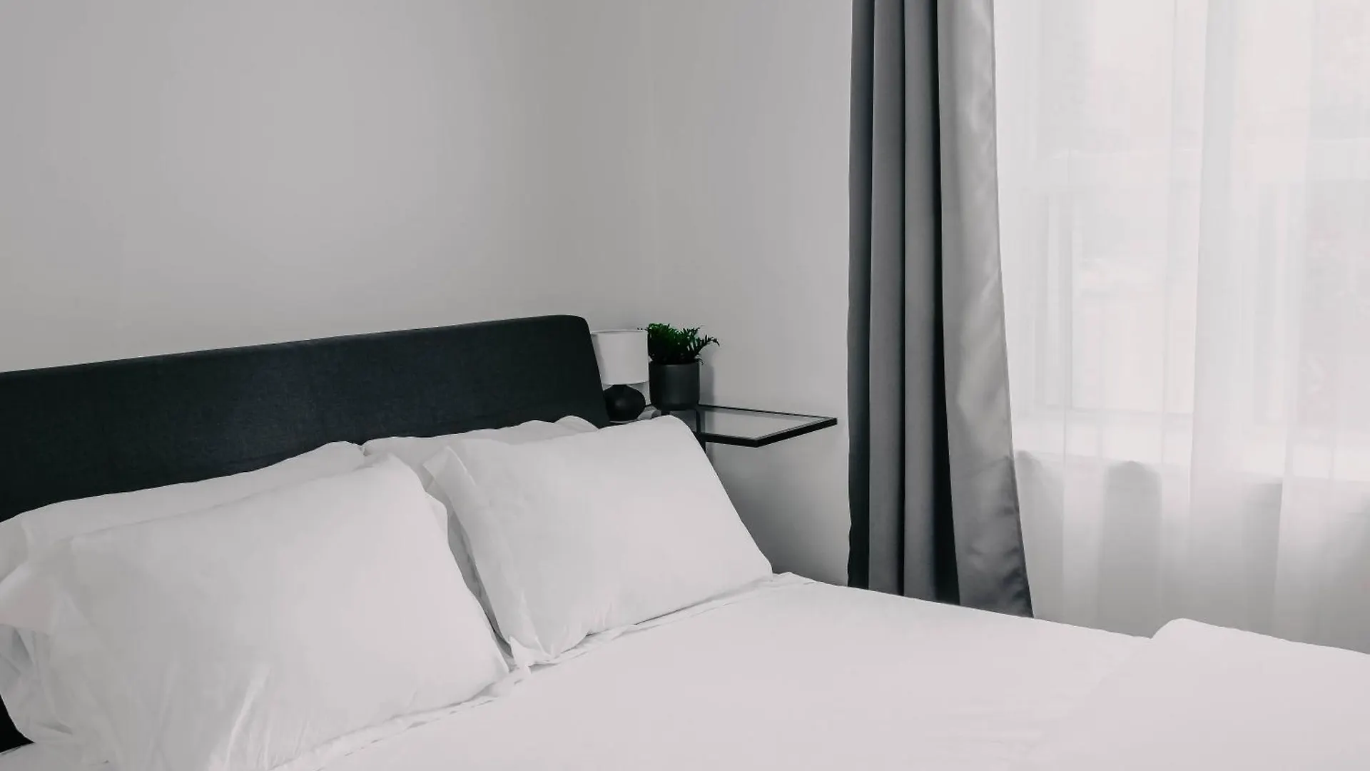 Hotel Lum The Queen Toronto