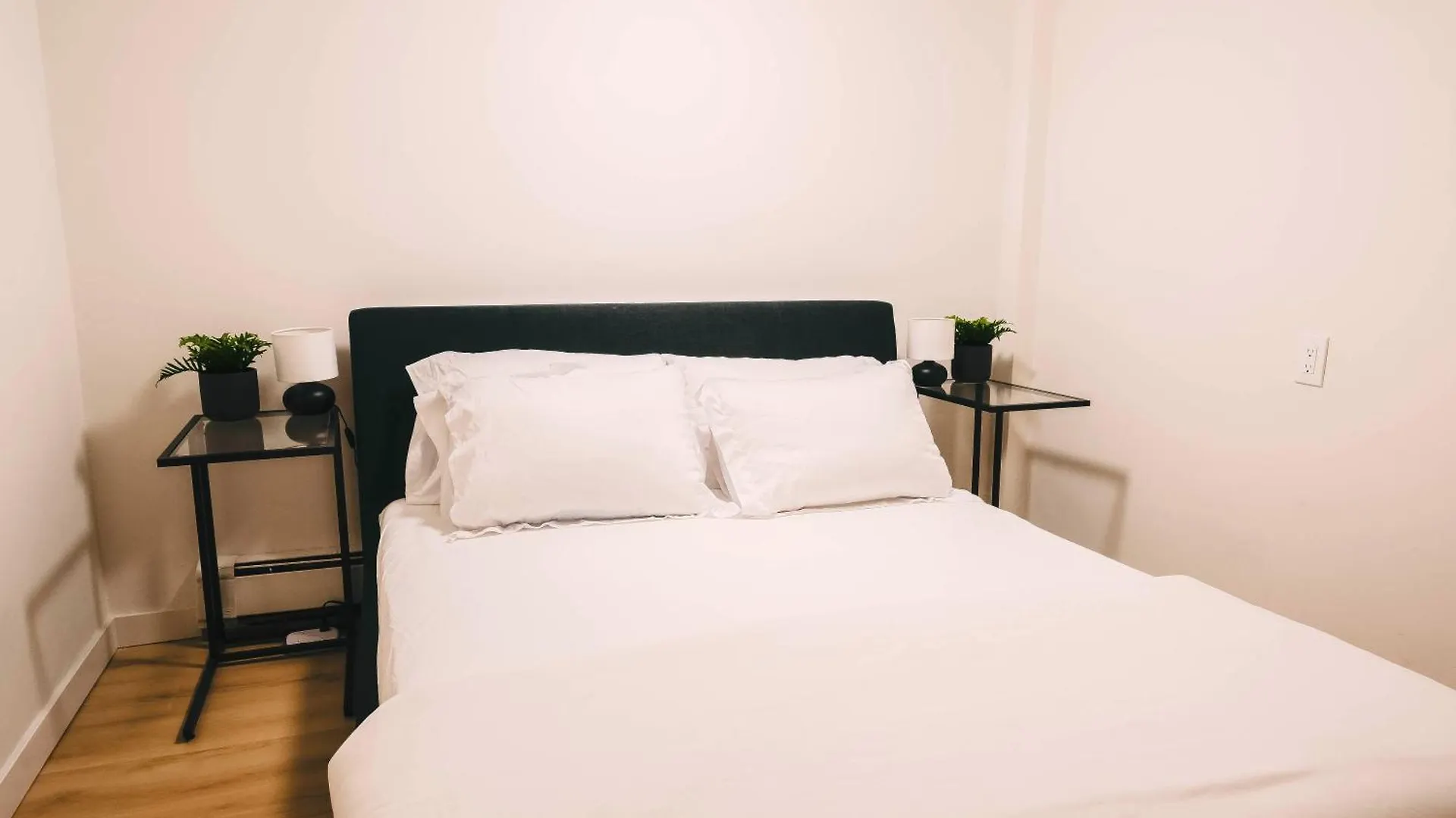 Hotel Lum The Queen Toronto